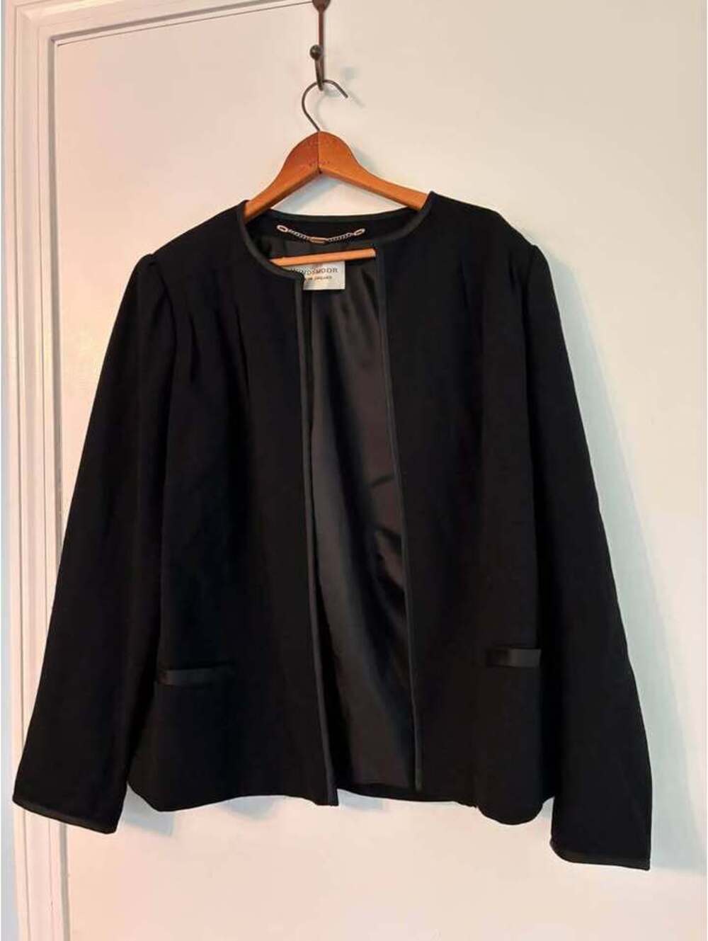 Windsmoor Made in England Pure New Wool Black Blazer Jacket – Gold Chain Detail